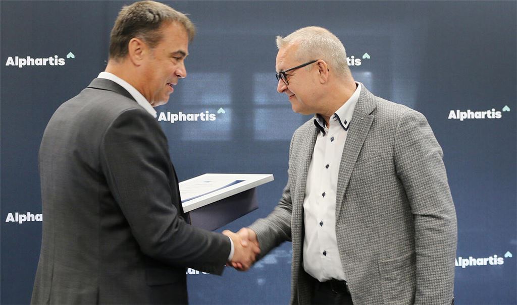 Albrecht Wollensak, Vorstandsvorsitzender der Alphartis SE (li.), beglückwünscht Jochen Staib zum Betriebsjubiläum und überreicht eine Ehrenurkunde. Foto: Alphartis SE