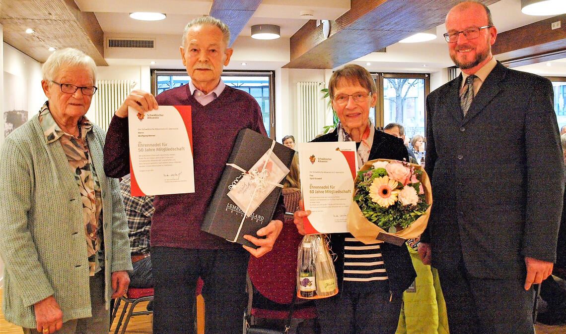 Albvereins-Vorsitzender Ulrich Gommel (re.) und seine Stellvertreterin Helene Daum (li.) ehren die Jubilare Wolfgang Werner und Sigrid Osswald. Foto: Filitz