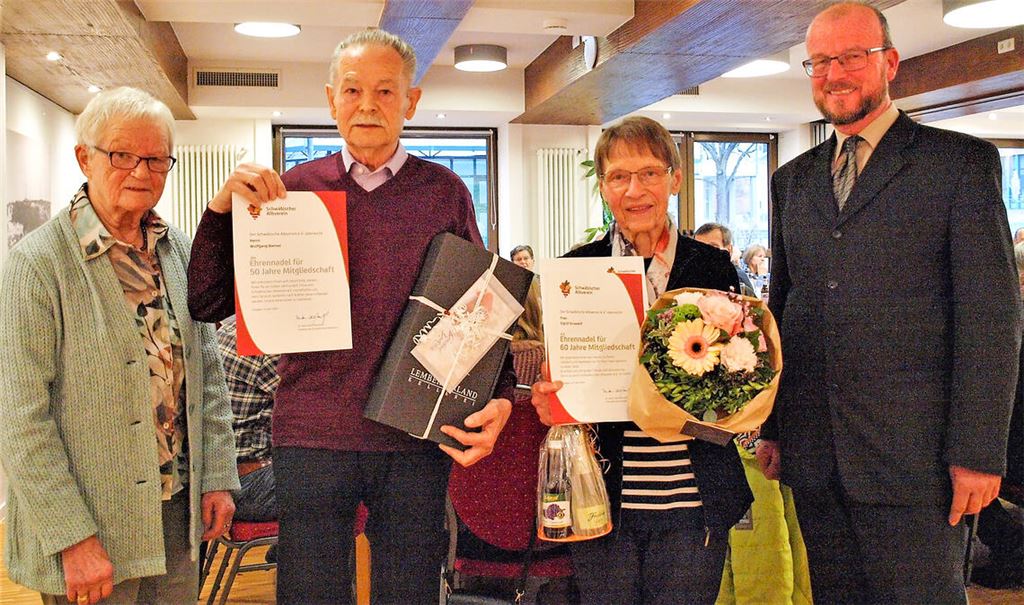 Albvereins-Vorsitzender Ulrich Gommel (re.) und seine Stellvertreterin Helene Daum (li.) ehren die Jubilare Wolfgang Werner und Sigrid Osswald. Foto: Filitz