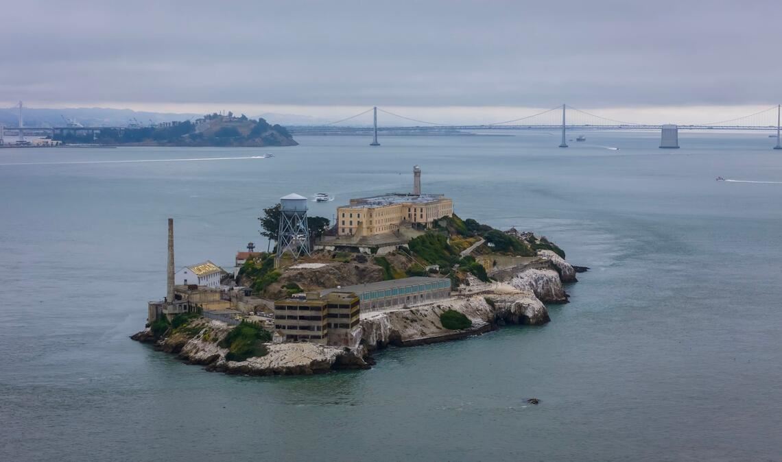 Alcatraz ist ein historisches Hochsicherheitsgefängnis auf einer kleinen Insel vor San Francisco. Es wurde 1910-12 erbaut und war von 1934 bis 1963 in Betrieb. Heute ist es eine wichtige Touristenattraktion.
