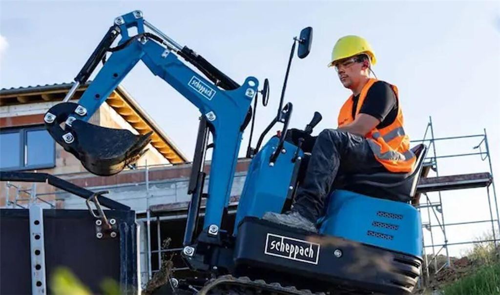 Aldi will Mini-Bagger an den Mann bringen.