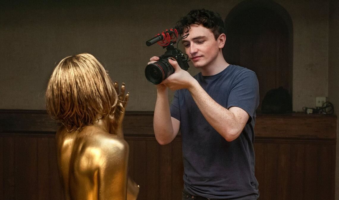 Alec (Caolán O’Gorman) filmt, was Lizzie (Alessa Savage) zeigt
