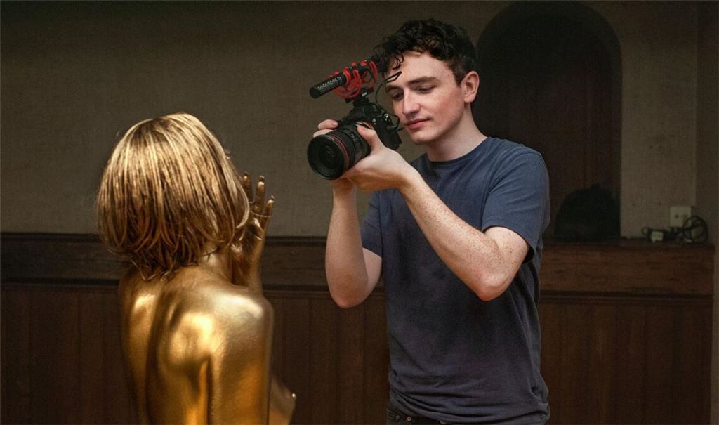 Alec (Caolán O’Gorman) filmt, was Lizzie (Alessa Savage) zeigt