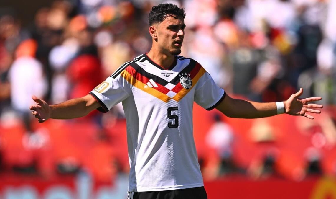 Aleksandar Pavlović (Note 2,5): Der Mittelfeldmann des FC Bayern war in der heimischen Arena in der Startelf gesetzt – und machte seine Sache im Zentrum umsichtig und ordentlich. In Abwesenheit von Kapitän Joshua Kimmic war Pavlovic wie erwartet der Chef im Mittelfeld mit vielen Ballkontakten. Pech hatte der Münchner bei seinen Schüssen in der ersten Hälfte, die beide knapp vorbei gingen.