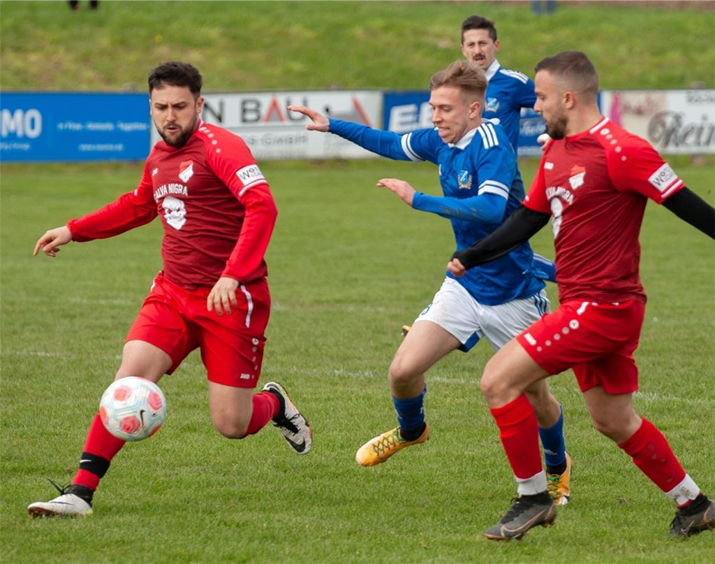 Alemannia Hamberg (rote Trikots) stoppt den Lauf des FV Knittlinggen. Foto: Fotomoment