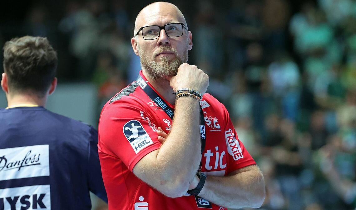 Ales Pajovic (SG Flensburg-Handewitt, 46 Jahre alt): Als slowenische Handball-Ikone krönte Pajovic seine aktive Karriere mit mehreren Champions-League-Siegen bei Celje und BM Ciudad Real. Ab 2019 führte er die österreichische Nationalmannschaft zu ihren besten EM-Platzierungen, darunter ein achter Rang bei der Heim-EM 2020. Im Jahr 2025 übernahm der 46-Jährige dann die SG Flensburg‑Handewitt und gewann gleich in seiner ersten Saison die EHF European League.