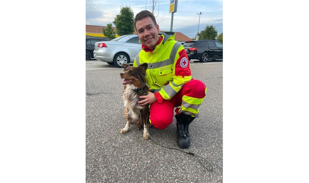 Alessandro Guhl, Notfallsanitäter beim Deutschen Roten Kreuz, freut sich, dass er „Toffie“ helfen konnte. Foto: DRK