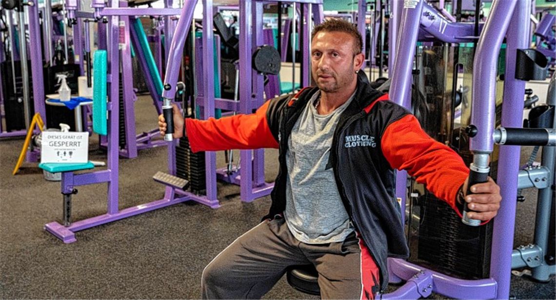 Alessandro Sirone vom „Body Fitness Club“ zeigt, wie die Mitglieder die Sperrschilder zur Einhaltung des Mindestabstands benutzen sollen. Fotos: Recken