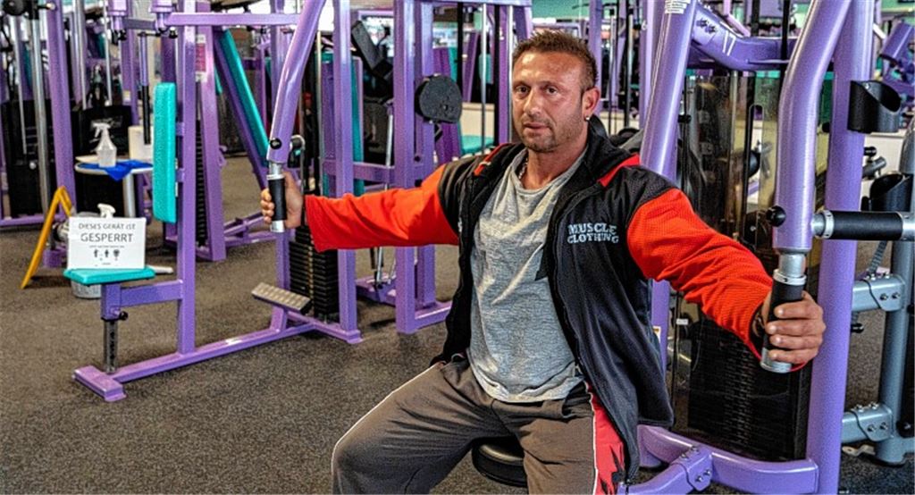 Alessandro Sirone vom „Body Fitness Club“ zeigt, wie die Mitglieder die Sperrschilder zur Einhaltung des Mindestabstands benutzen sollen. Fotos: Recken