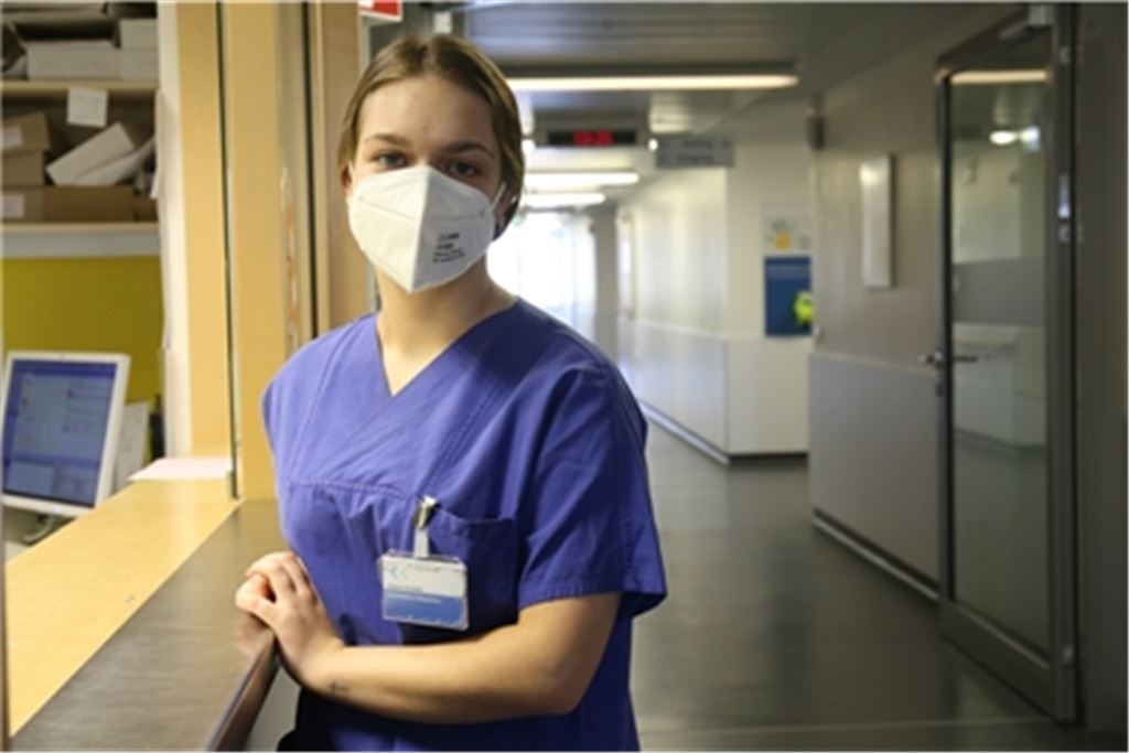 Alessia Koulidis steht im Flur der chirurgischen Klinik an der Enzkreisklinik Mühlacker im dritten Stock. Ein Stockwerk tiefer werden Corona-Patienten behandelt.Deeg
