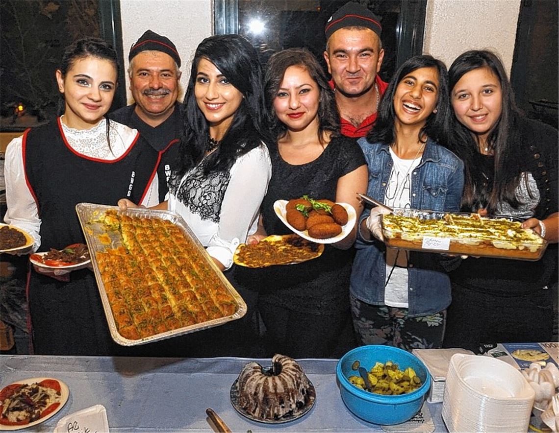 Alev Pekmezci (3.v.li.) organisiert mit dem Küchenteam von Gaziantep ein Buffet mit kulinarischen Köstlichkeiten.