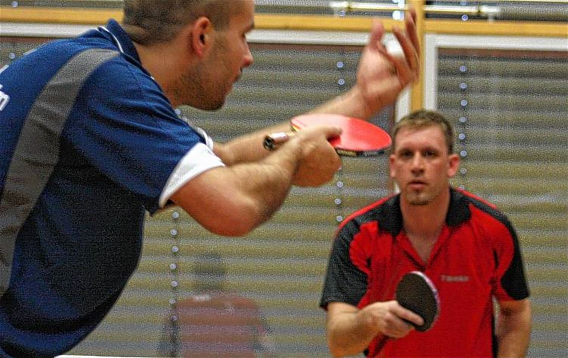 Alex Henning (TTR Diefenbach, re.) erwartet den Aufschlag von Matthias Pruy Foto: Westermann