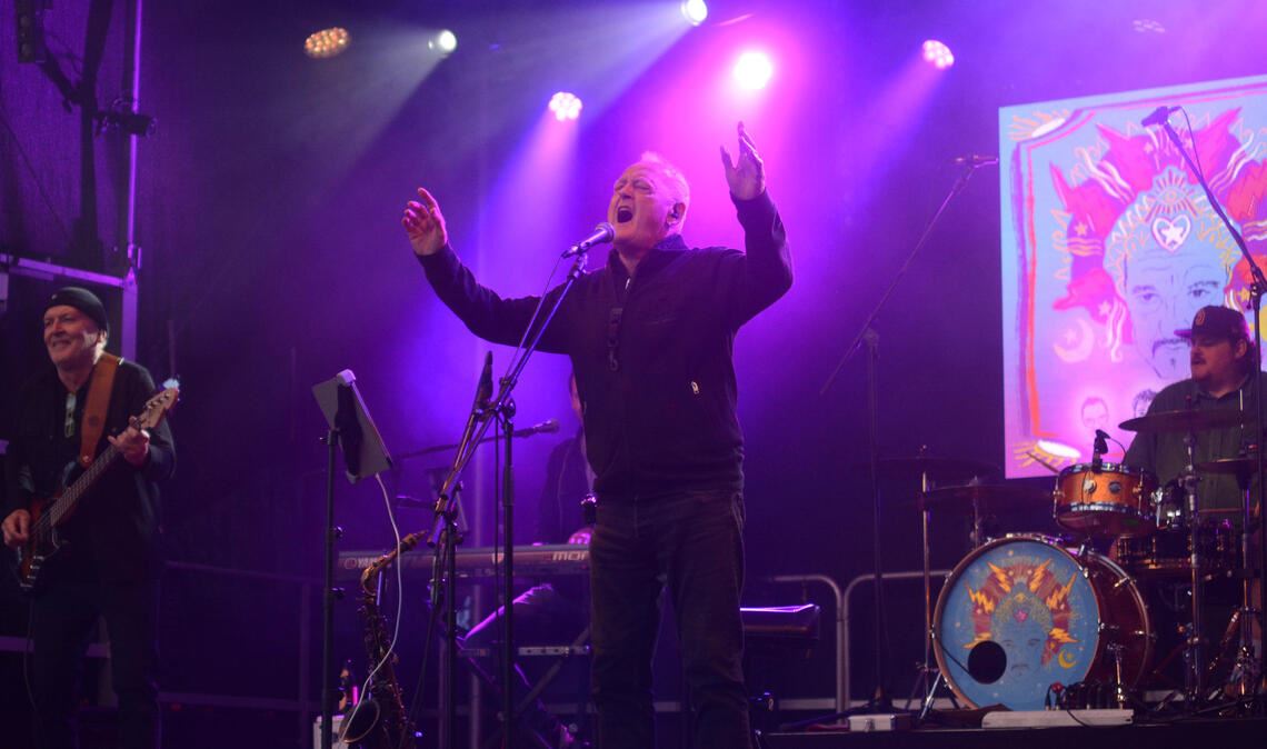 Alex Köberlein lockt mit seiner Band „Franz Mayer Experience“ rund 1200 Menschen an die „Stille Enz“ und liefert eine begeisternde Performance ab.Fotos: Stahlfeld