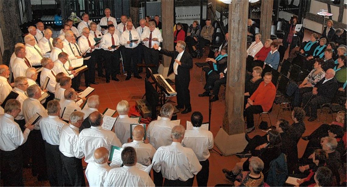 Alex Rieger dirigiert beim gemeinsamen Auftaktlied einen Männerchor, bestehend aus dem Rebstock-Quartett, dem Liederkranz Ispringen und dem Bäckermeister-Gesangverein.