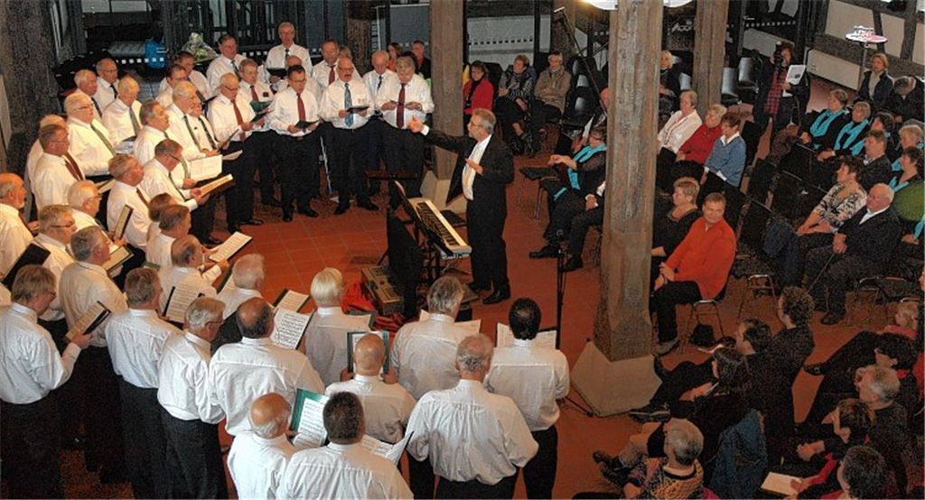 Alex Rieger dirigiert beim gemeinsamen Auftaktlied einen Männerchor, bestehend aus dem Rebstock-Quartett, dem Liederkranz Ispringen und dem Bäckermeister-Gesangverein.