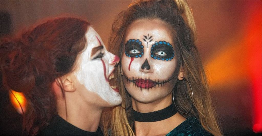 Besucherschlange für Halloween-Party nimmt kein Ende