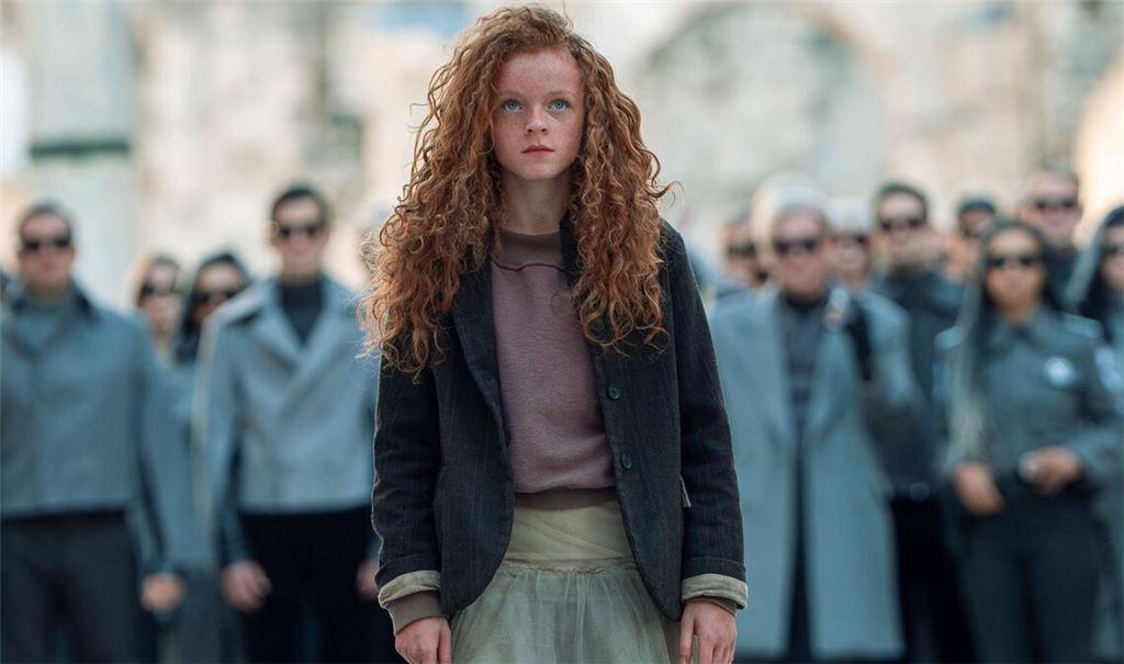 Alexa Goodall spielt in der „Momo“-Neuverfilmung die von Zeitdieben bedrohte Titelheldin.