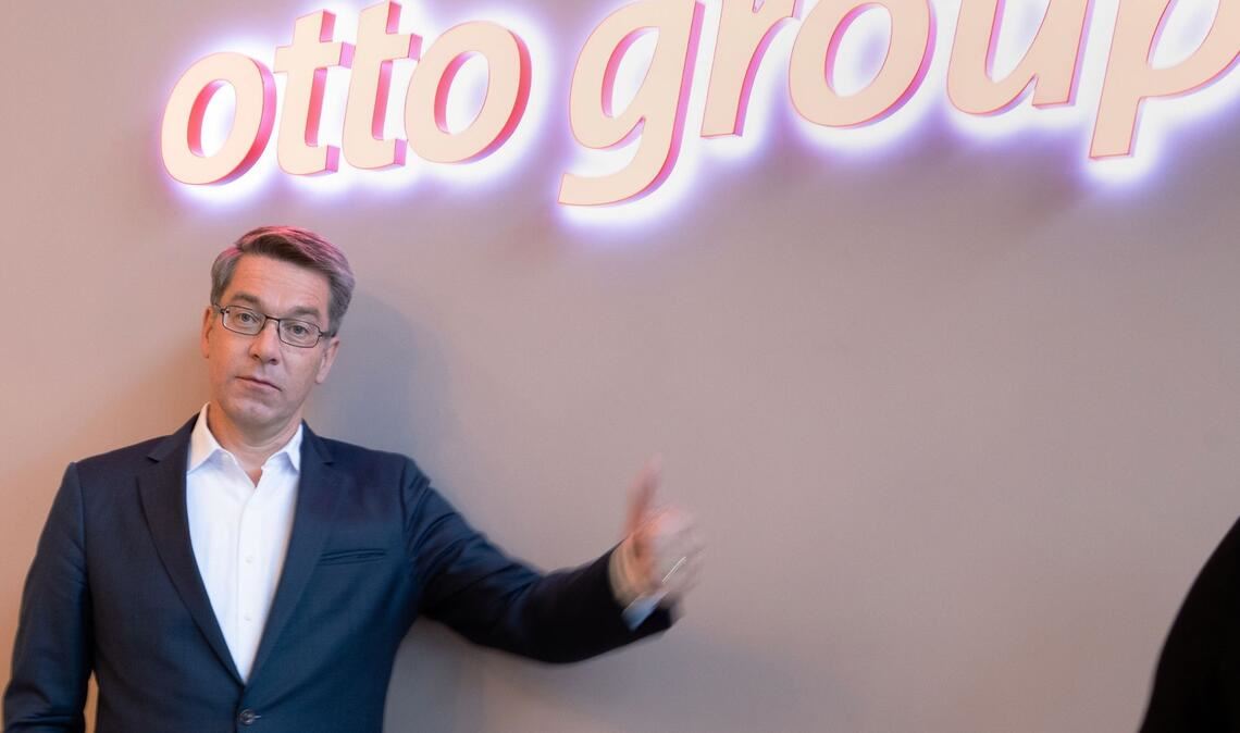 Alexander Birken, Vorstandsvorsitzender der Otto Group, hat keine gute Nachrichten. Die hohe Inflation und die Konsumflaute nach dem russischen Angriff auf die Ukraine haben die Otto Group in die roten Zahlen gedrückt.