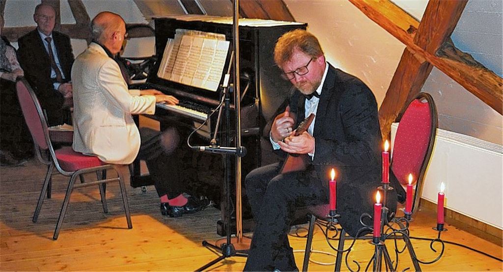 Alexander Burmistrov (re.) und Heiner Costabél am Klavier gestalten ein intensives und bewegendes Konzert.Bastian