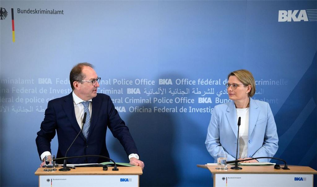 Alexander Dobrindt (l, CSU), Bundesinnenminister, und Stefanie Hubig (SPD), Bundesministerin der Justiz und für Verbraucherschutz. Die Polizei bekommt künftig mehr Befugnisse (Archivfoto).