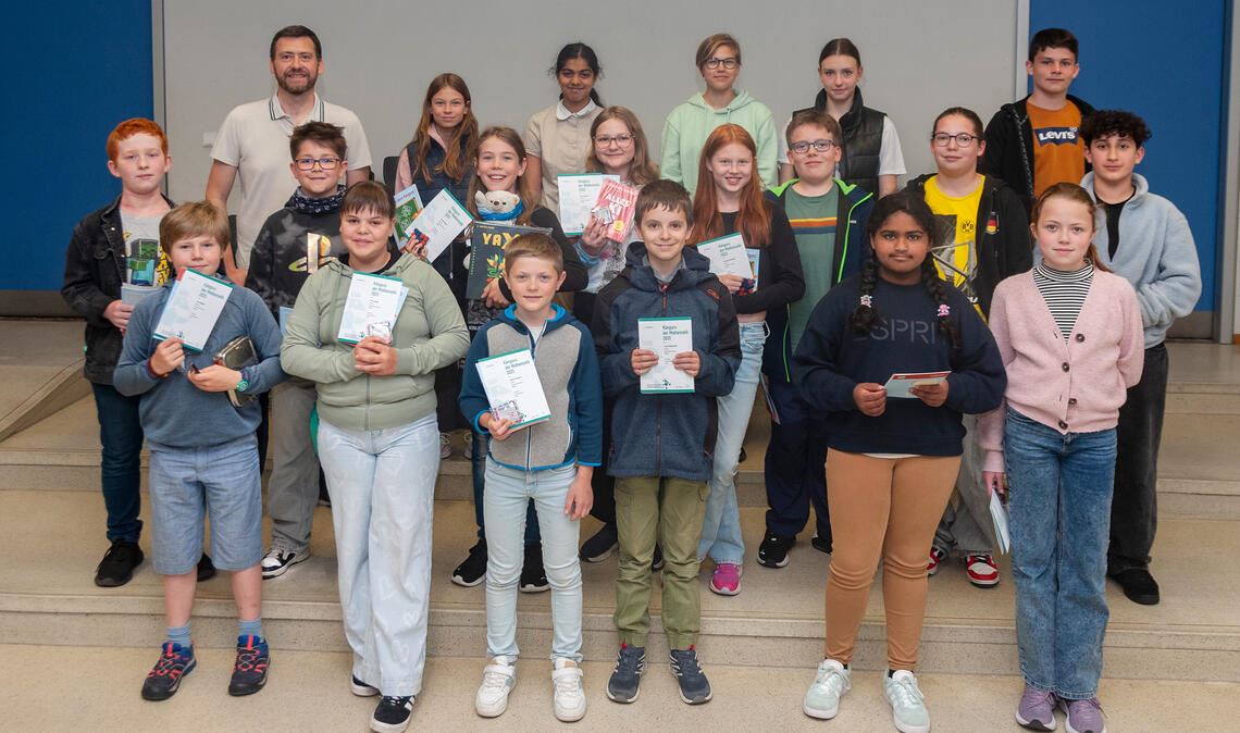 Alexander Dutt (hinten li.) überreicht die Urkunden und Preise. Foto: Fotomoment