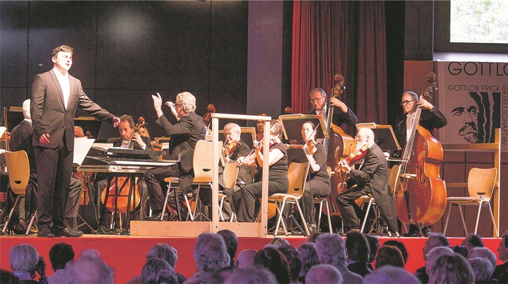 Alexander Edelmann (li.) war 2019 bei der bis dato letzten Gala der Gottlob-Frick-Gesellschaft der jüngste Sänger auf der Bühne der Erlentalhalle. 2022 sollen weitere Sternstunden folgen. Foto: Archiv