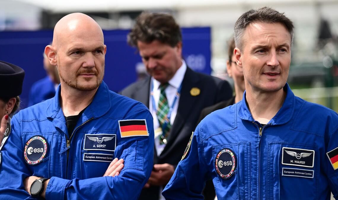 Alexander Gerst (l) und Matthias Maurer freuen sich für ihren Kollegen Luca Parmitano.