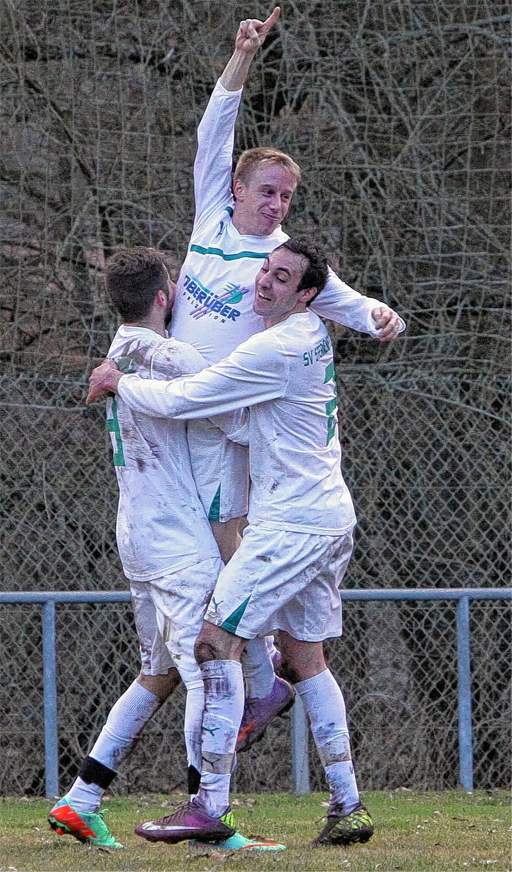 Alexander Kopp (Mitte) feiert mit Rony Kastner (li.) und Enis Oruc seinen Treffer zum 1:0, der Sternenfels in der 81. Minute doch noch für eine gute Leistung belohnt. Foto: Eigner