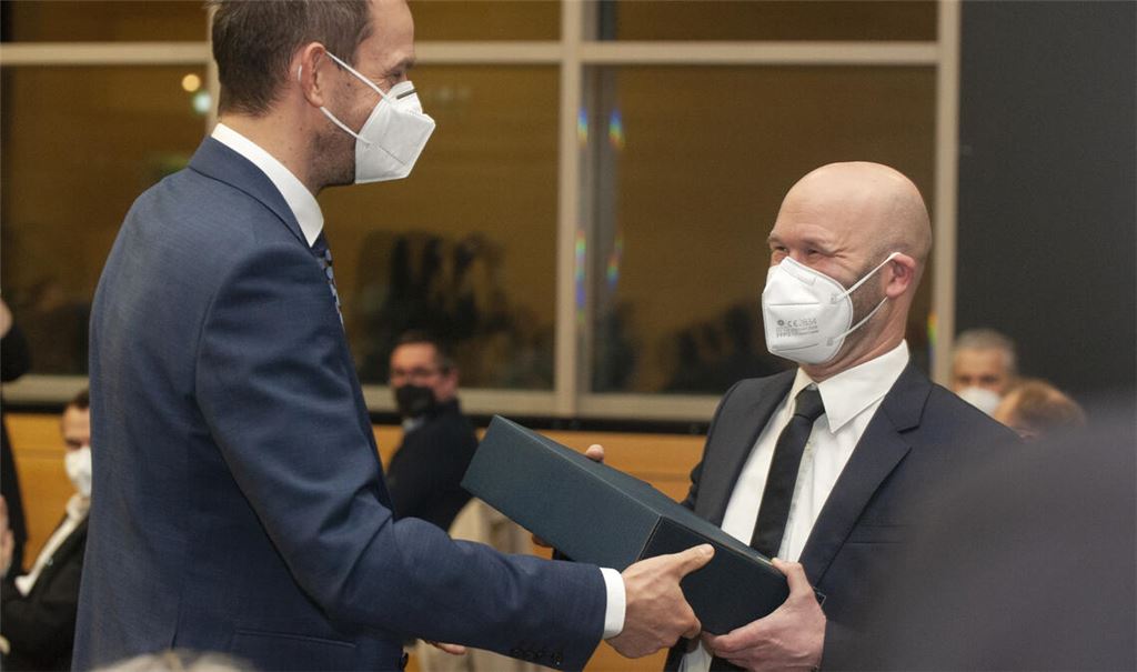 Alexander Kozel bei der Amtseinführung mit Landrat Rosenau.