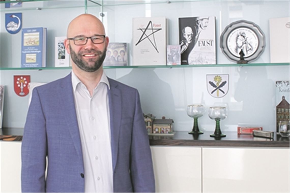 Alexander Kozel im Büro im Rathaus der Fauststadt, in das ihn am 24. Oktober eine deutliche Mehrheit gewählt hat. Foto: privat