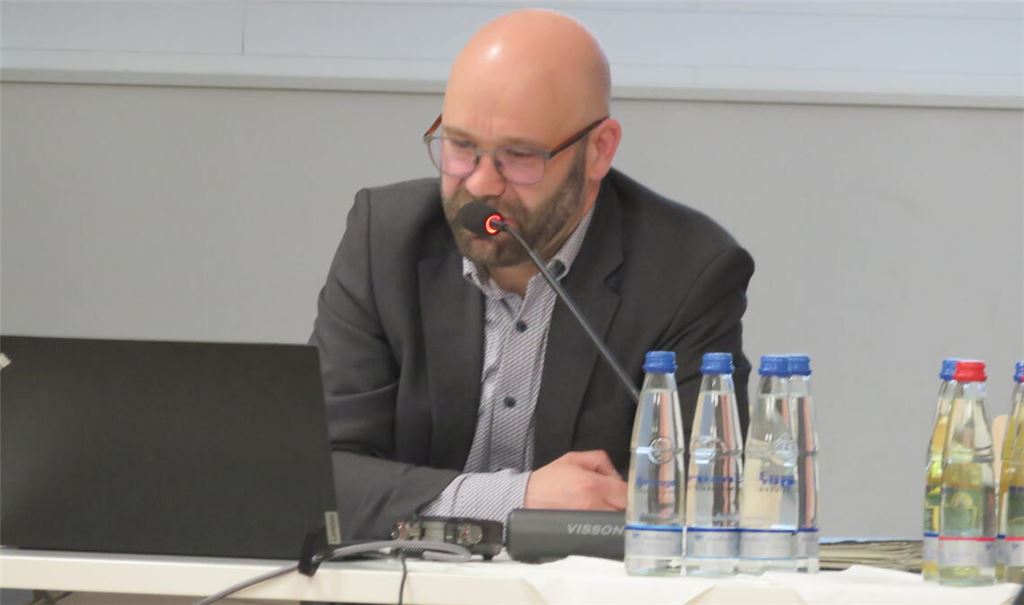 Alexander Kozel muss in der Gemeinderatssitzung eine bittere Botschaft überbringen: Für den Knittlinger Haushalt in der vorgelegten Form wird es kein grünes Licht der Kommunalaufsicht geben. Foto: Becker