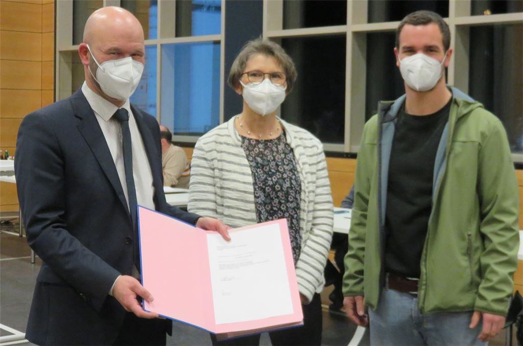 Alexander Kozel verpflichtet Gitta Lampert, die für Moritz Knodel (re.) in den Gemeinderat nachrückt. Foto: Becker