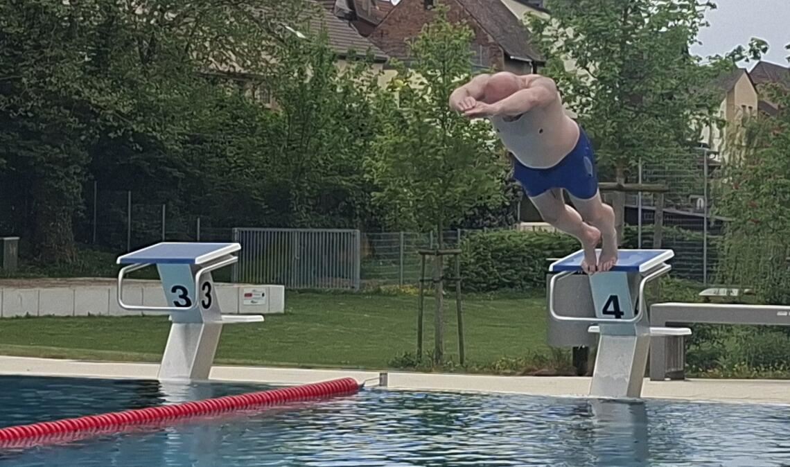 Alexander Kozel wagt den Köpfer ins große Becken. Anschließend schwimmt er die ersten Bahnen der neuen Saison. Er bleibt nicht alleine: Viele Stammgäste sind ebenfalls gleich am ersten Tag ins Freibad bekommen. Fotos: Stadtverwaltung Knittlingen