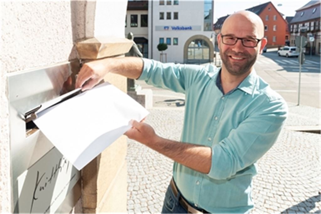 Alexander Kozel wirft seine Bewerbung in den Rathaus-Briefkasten. Foto:Fotomoment