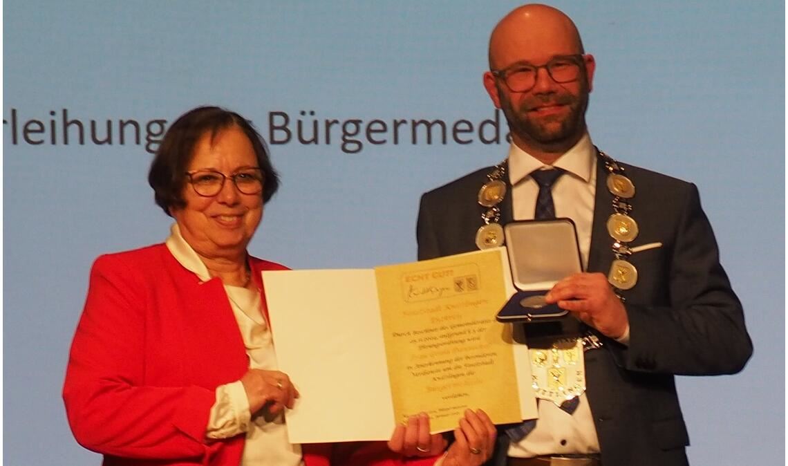 Alexander Kozel würdigt Gisela Dannecker für ihren jahrzehntelangen Einsatz. Fotos: Müller