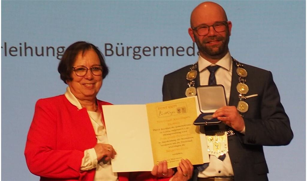 Alexander Kozel würdigt Gisela Dannecker für ihren jahrzehntelangen Einsatz. Fotos: Müller