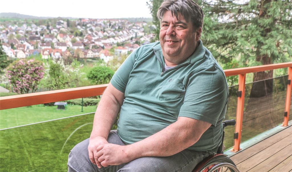 Alexander Lang hat nicht nur einen schönen Blick auf Dürrmenz, sondern auch einen besonderen, kritischen Blick auf Hindernisse im Alltag in Mühlacker. Foto: Steigleder