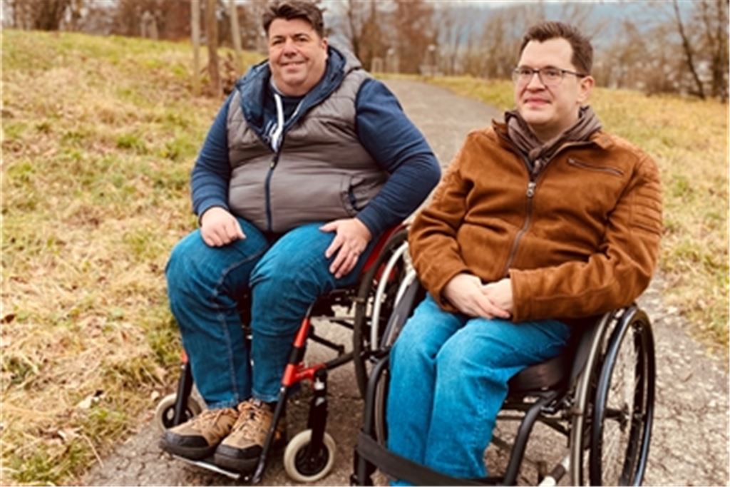 Alexander Lang (li.) und Philipp Schrenk kennen die alltäglichen Herausforderungen für Menschen, die auf den Rollstuhl angewiesen sind. Foto: privat