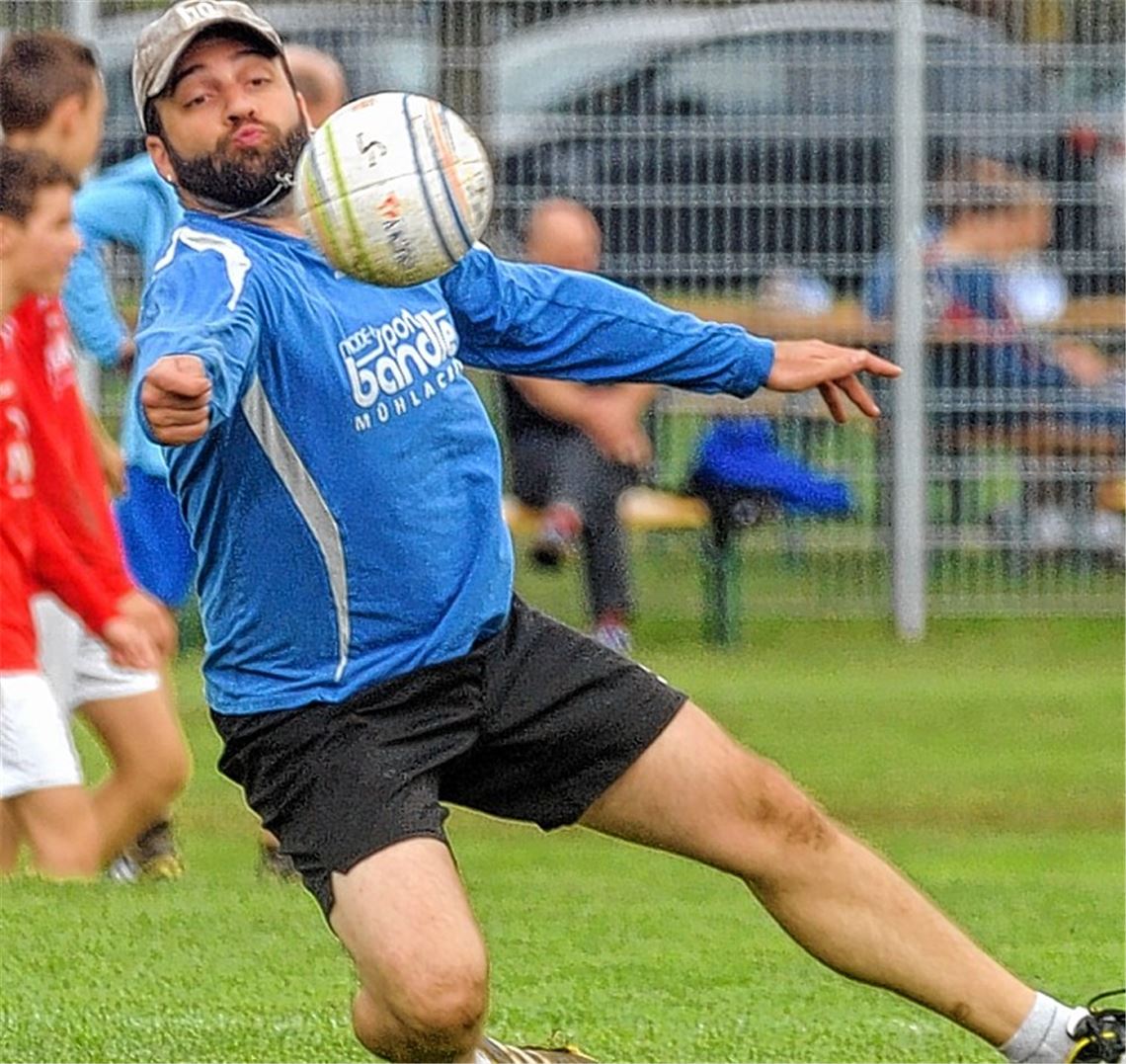 Alexander Leibrock hängt sich beim Faustballfest für seinen TV Enzberg rein. 