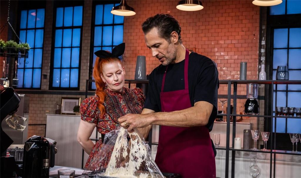 Alexander Mazza (r.) geht als "Bäcker der Woche" in die nächste Sendung. Links Moderatorin Enie van de Meiklokjes.
