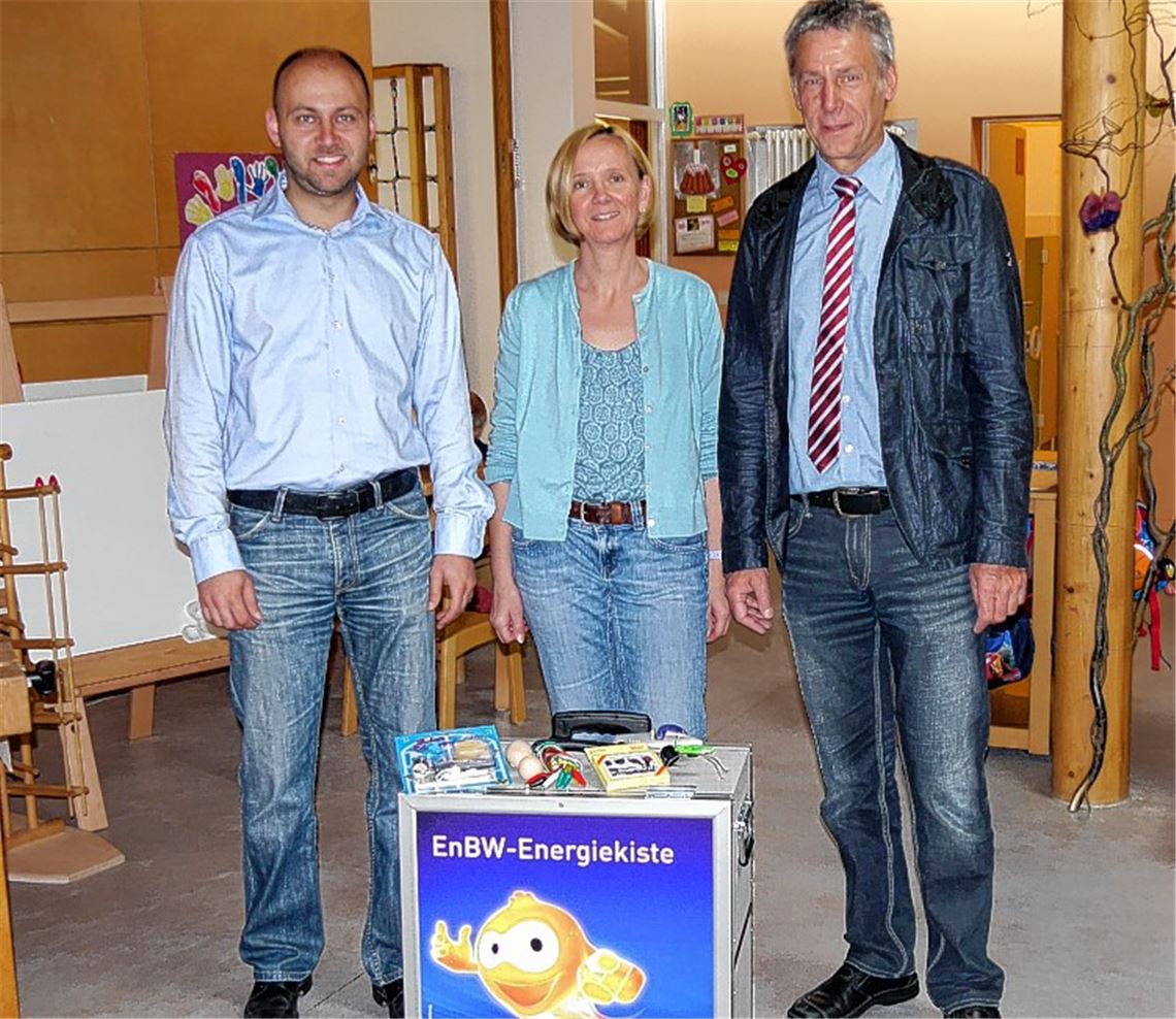 Alexander Meixner (v. li.), Heike Felchle und Rolf Schönhaar stellen die Energiekiste vor. 
