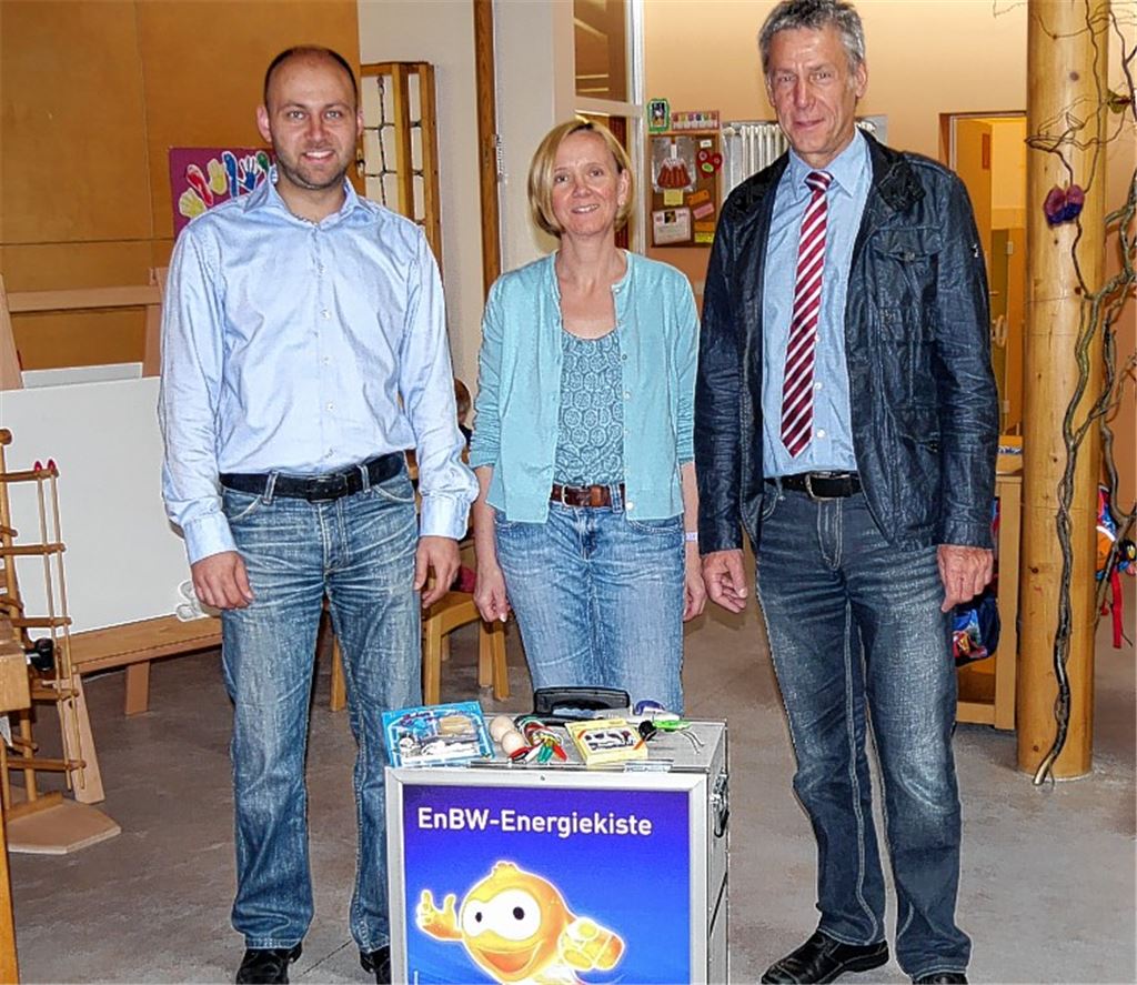 Alexander Meixner (v. li.), Heike Felchle und Rolf Schönhaar stellen die Energiekiste vor. 