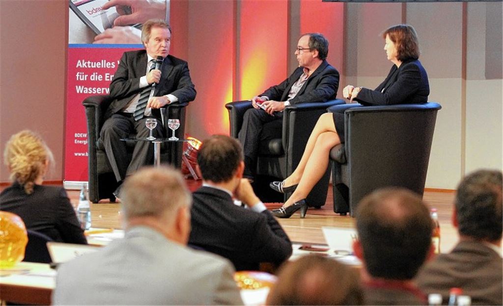 Alexander Schaeff, Chefredakteur der Zeitschriften stadt+werk und Kommune 21, moderiert die Diskussion mit Umweltminister Franz Untersteller (li.) und Hildegard Müller, Vorsitzende der Hauptgeschäftsführung des Bundesverbands der Energie- und Wasserwirtschaft. Foto: Goertz