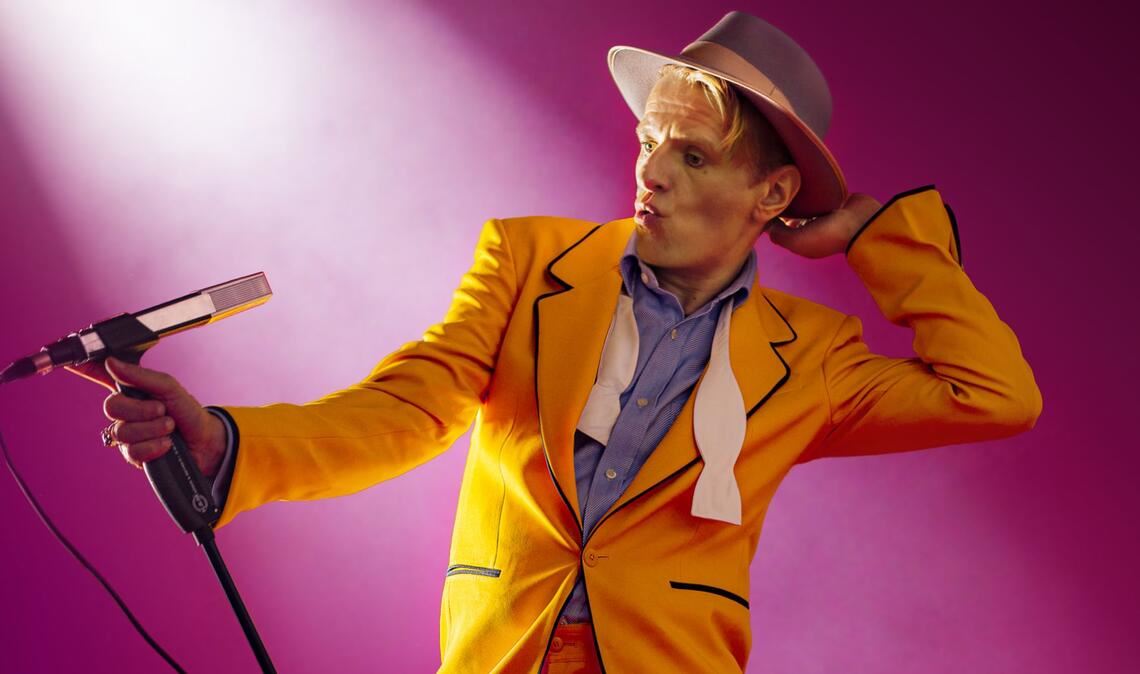 Alexander Scheer legt Wert auf die Feststellung, dass er in seinem David-Bowie-Programm nicht als David Bowie, sondern als Alexander Scheer auf der Bühne steht.