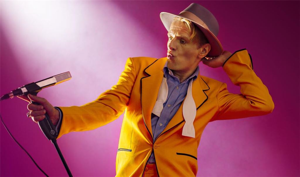 Alexander Scheer legt Wert auf die Feststellung, dass er in seinem David-Bowie-Programm nicht als David Bowie, sondern als Alexander Scheer auf der Bühne steht.