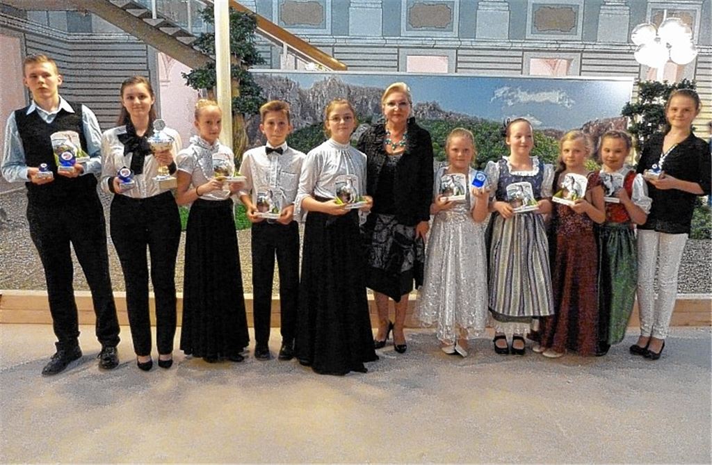Alexander Schnell (v.li.) , Sophie Herzog, Karina Likai, John Jaufmann, Angelika Vogel, Margarete Glock, Evelyn Winterholler, Melissa Forster, Juliana Kraus, Emily Puz und Jessica Winterholler.