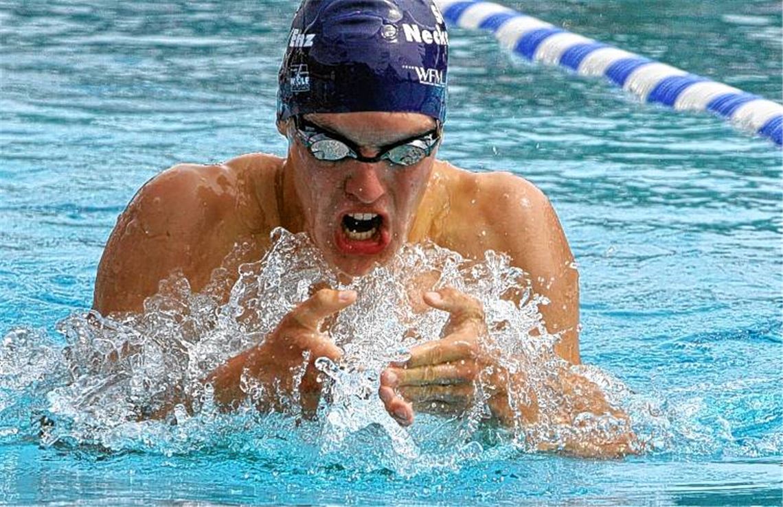 Alexander Stein strebt für die Wasserfreunde Mühlacker mit kraftvollen Zügen dem Ziel zu. Foto: Eigner