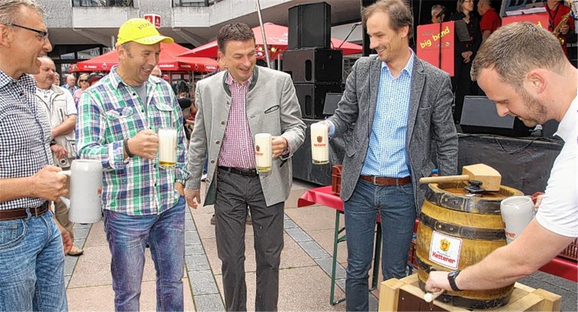 Alexander Uhlig (v.li.), Bernd Noll, Oliver Reitz und Michael Ketterer stoßen auf eine gelungene Veranstaltung an.