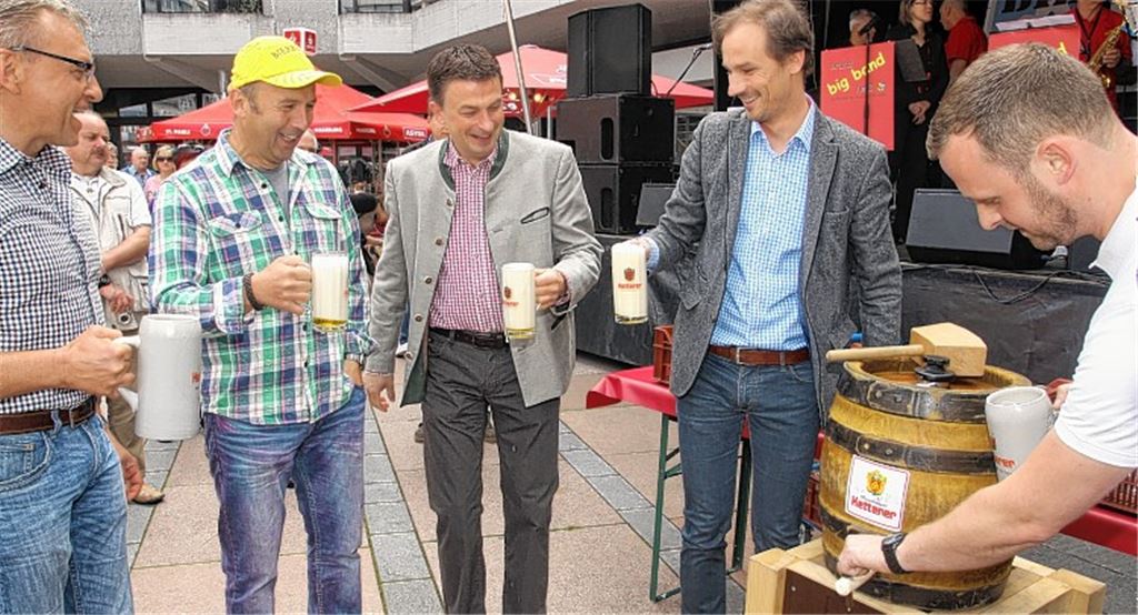 Alexander Uhlig (v.li.), Bernd Noll, Oliver Reitz und Michael Ketterer stoßen auf eine gelungene Veranstaltung an.