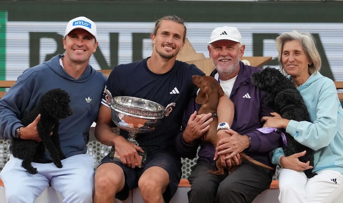 Alexander Zverev (2.v.l.) mit seinem Bruder (l), Vater und der Mutter.